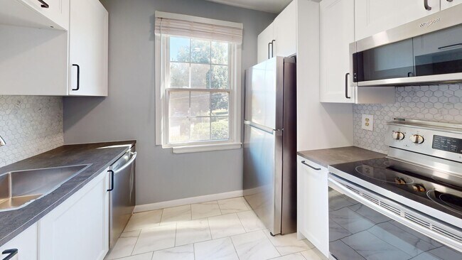 Building Photo - Newly Updated Silver Spring Three Bedroom ...