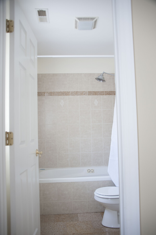 En-suite bathroom - 2112 North Karlov Avenue