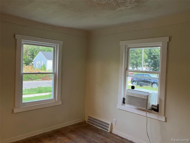 Building Photo - 20034 Rosemont Ave