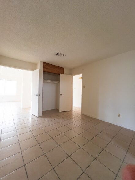 Building Photo - 2803 Meadowgrass Ln