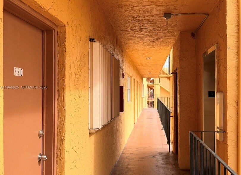 Building Photo - 1900 W 54th St