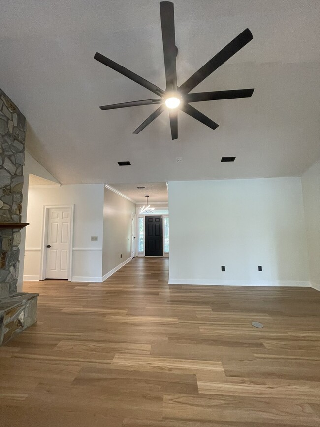 Building Photo - 4901 Meadowood Cir