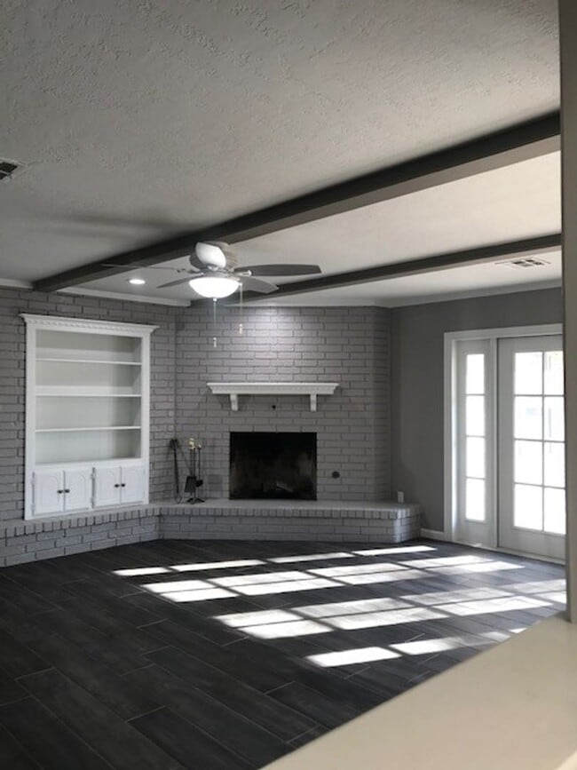 Building Photo - Newly Updated - Granite Counters - 4 Bd/3 Ba - Spacious