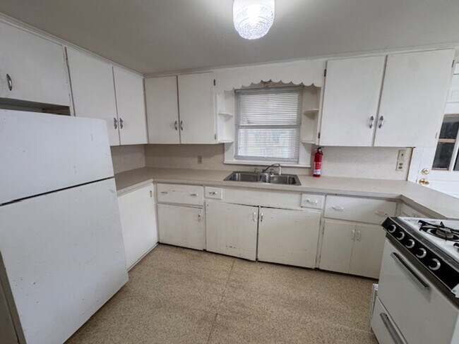 Building Photo - the cutest 1-bedroom cottage! fridge , inside laundry and gas stove, huge yard!