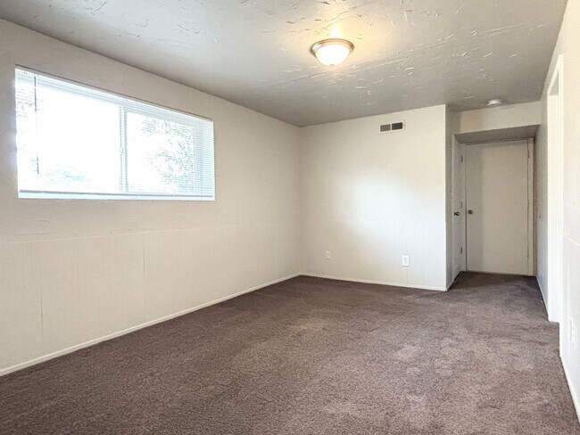 Building Photo - Awesome Split Entry with New Paint & Floor...