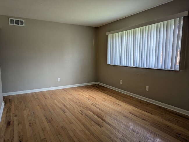 Building Photo - Beautiful, Fully Renovated 2 Bedroom in No...