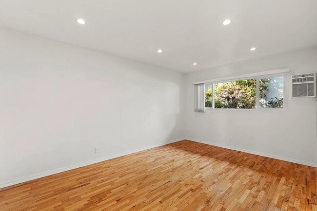 Building Photo - 1425 N Harper Ave