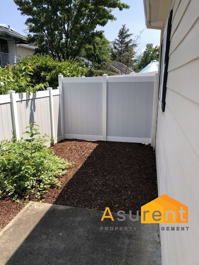 Building Photo - Great Home in Wonderful Neighborhood Avail...