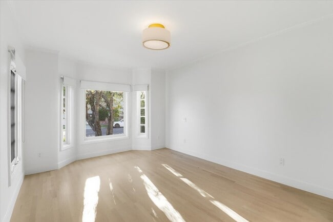 Building Photo - 2156 Linnington Ave
