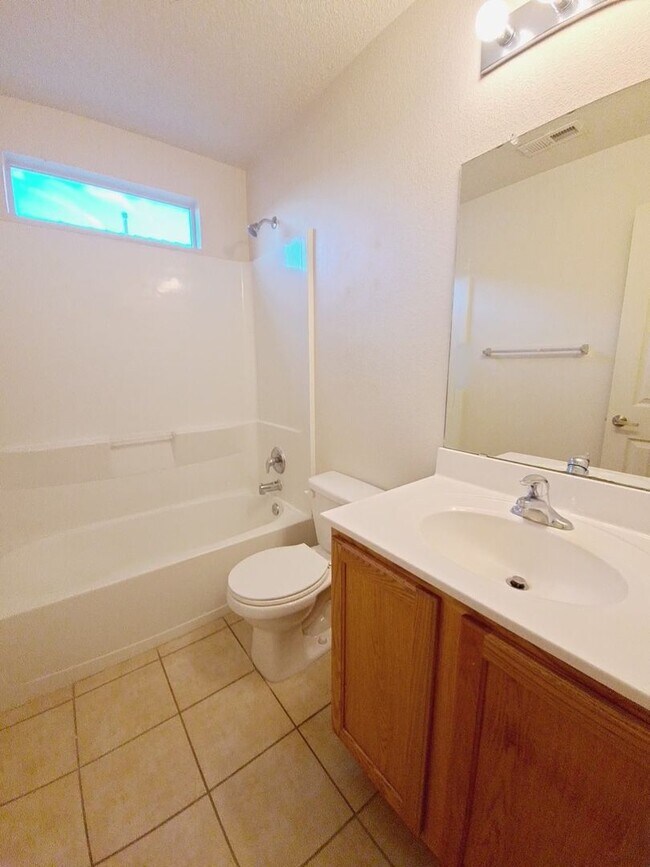 Building Photo - MOVE IN SPECIAL! 1/2 off 2nd months rent! Cute 3 bed, 2 bath home in Huning Ranch