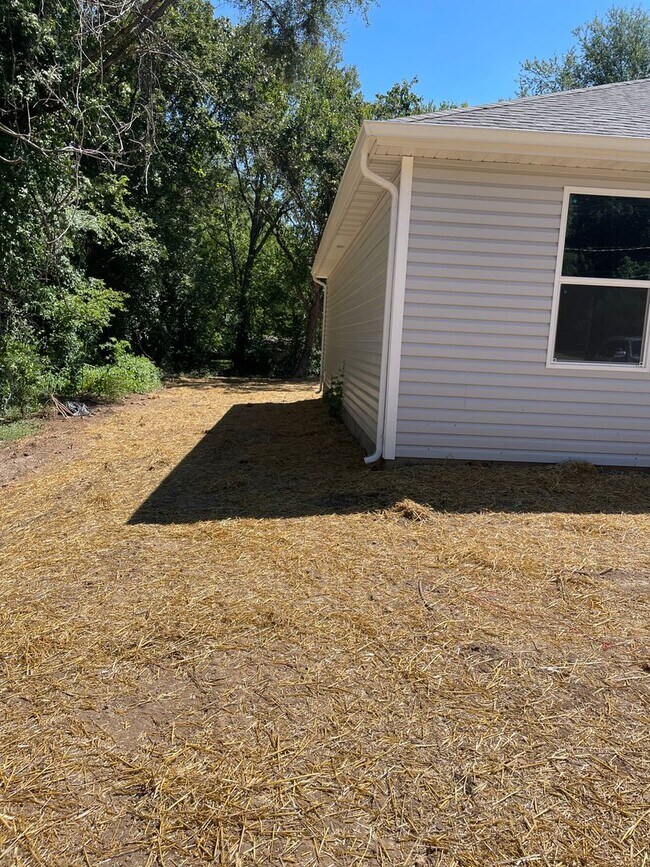Building Photo - 3 bed 2 bath 1 Carport $995/month