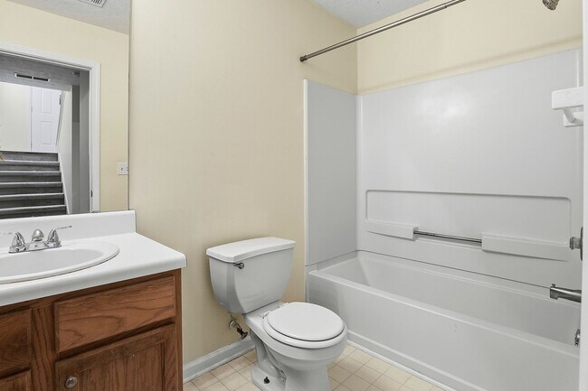 Building Photo - 3BR Split Level with 2 Car Garage in Jonesboro