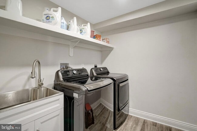 Building Photo - 6608 Spring Valley Dr