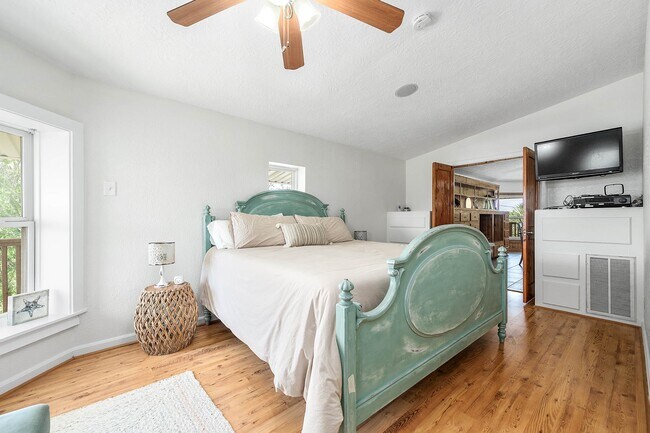 Building Photo - 302 Palm Dr