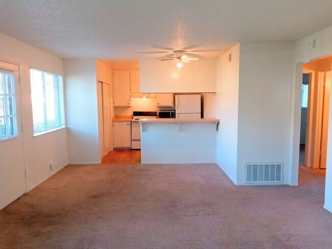 Building Photo - Ground Floor 2bd Condo With On-site Laundr...
