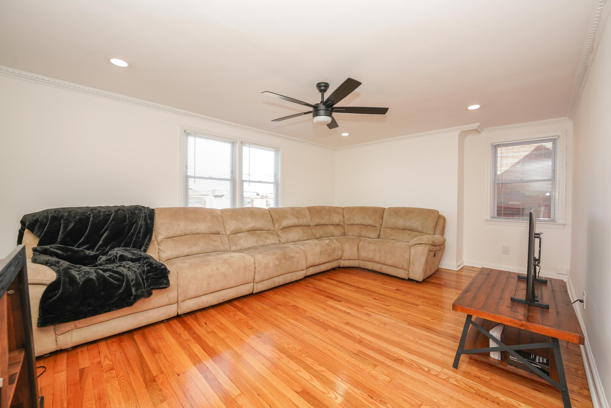 Living room - 332 MacArthur Ave