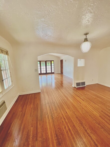 Building Photo - 533 N Alta Vista Blvd