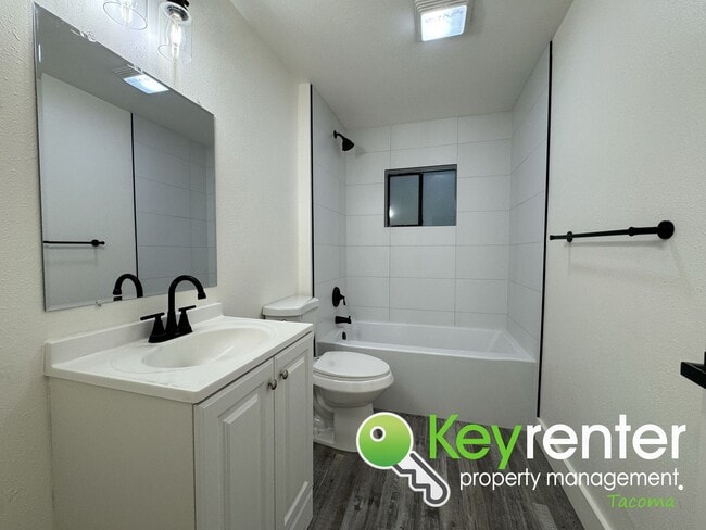 Building Photo - Fully Renovated 4-Bedroom Home with in Lak...