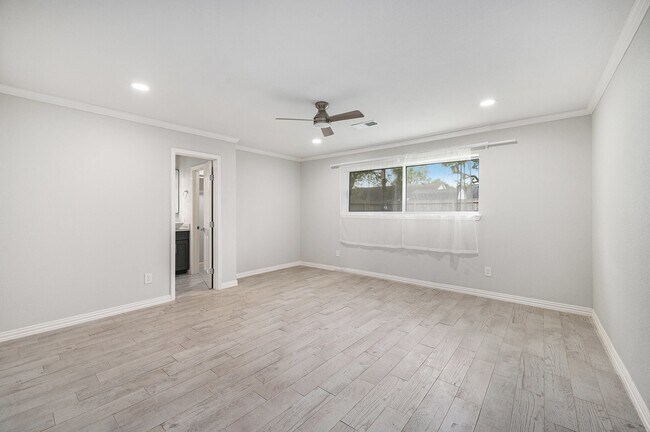 Building Photo - 10818 Hillcroft Ave