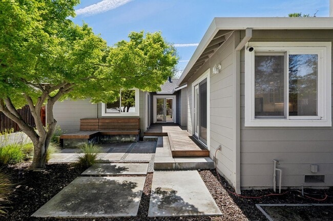 Building Photo - Spacious Home with Detached 1 bed 1 bath ADU in Los Altos!