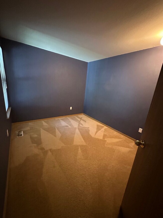 Building Photo - 3 BedRoom , 2 Bathroom , 2 Car Garage , AC