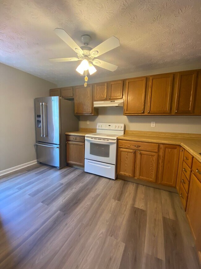 Building Photo - Spacious 5 Bedroom, 2 Bath Townhome – Edge...