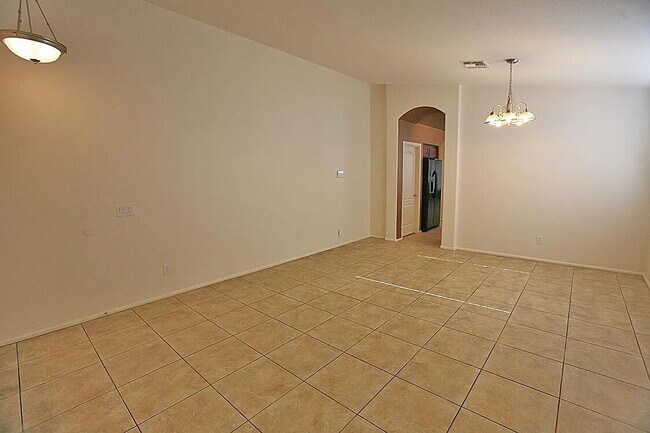 Building Photo - SPACIOUS 4-BEDROOM HOME IN PEORIA CUL-DE-SAC