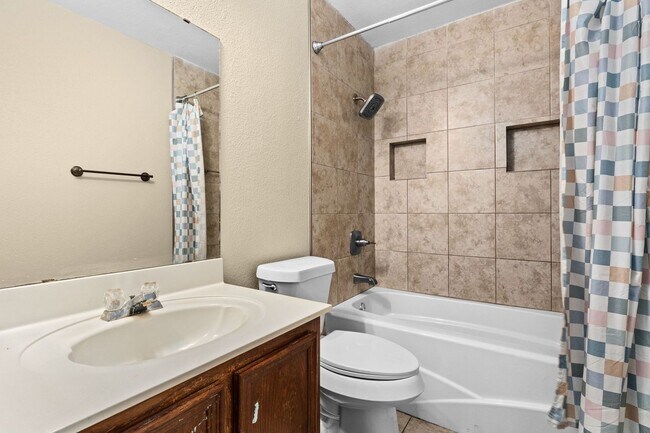 Building Photo - Texas sized home near the golf course