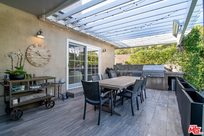 Building Photo - 9145 Sawyer St