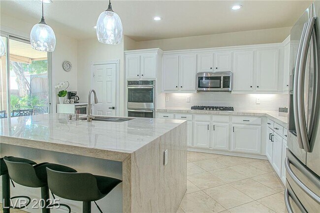 Building Photo - BEAUTIFUL 2 STORY 5 BEDROOM 4 FULL BATHROO...