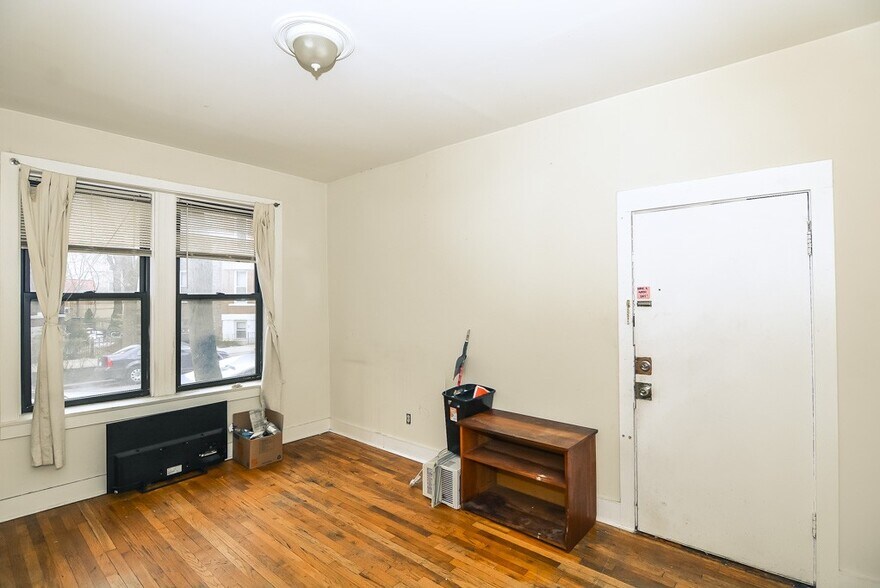 Building Photo - 951 N Hoyne Ave