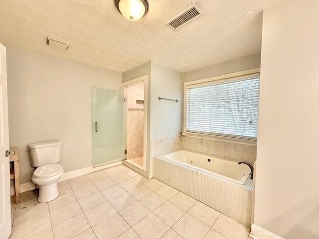 Building Photo - 2076 Azalea Cir