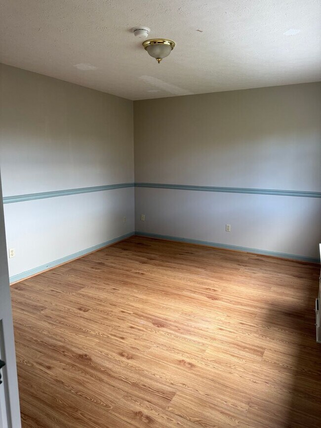 Building Photo - 1560 Buttercup Dr