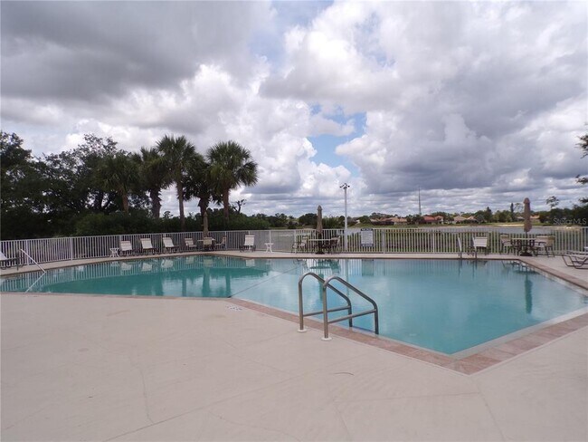 Building Photo - 2732 Royal Palm Dr