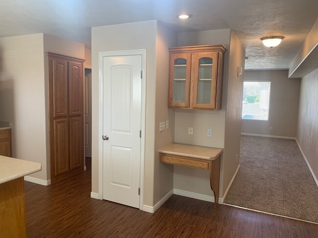 Building Photo - Beautiful Skyhawk Town Home, 1 car garage.