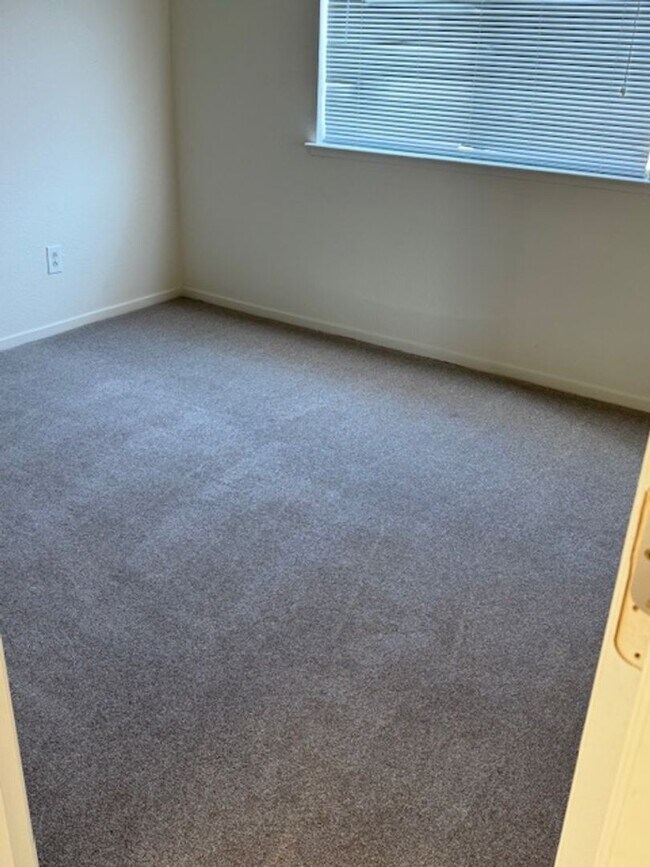 Building Photo - Nice & clean 3 Bedroom, 2 Bath Home in Cit...