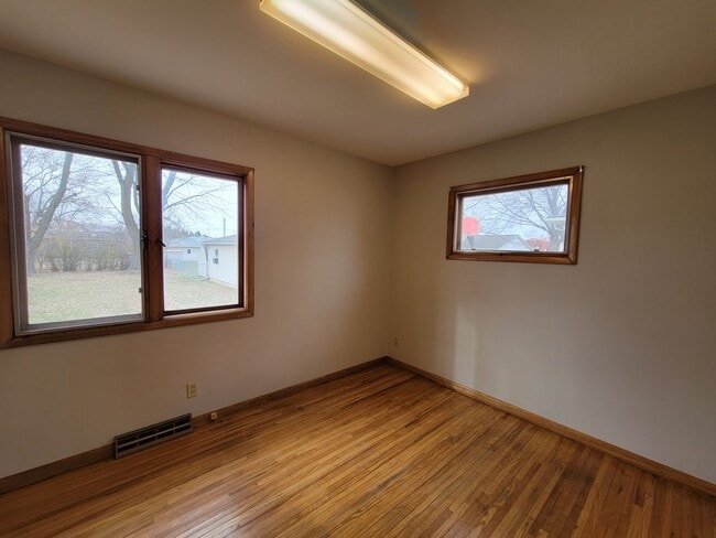 Building Photo - 4 Bed 2 Bath house for Rent!