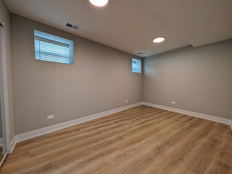 Building Photo - 423 W Belden Ave