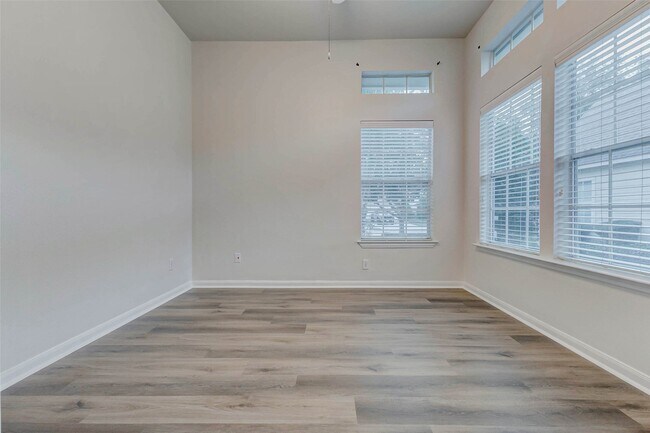 Building Photo - 10210 Thornmont Ln