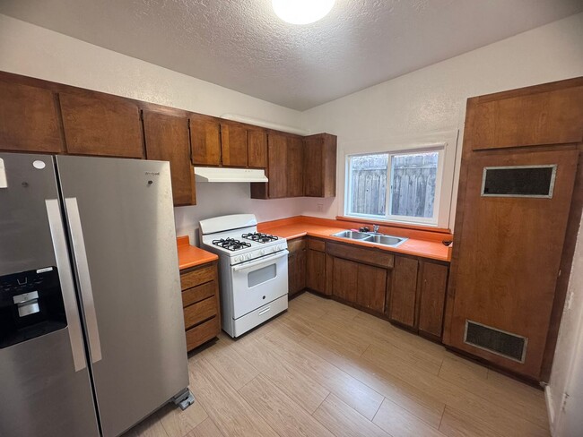 Building Photo - New Flooring & Paint!