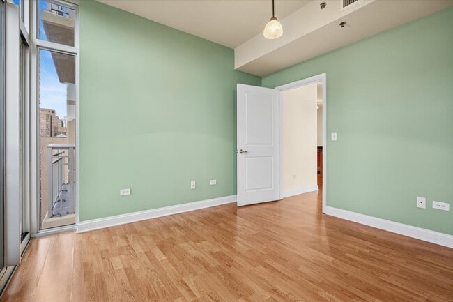 Building Photo - 1400 S Michigan Ave