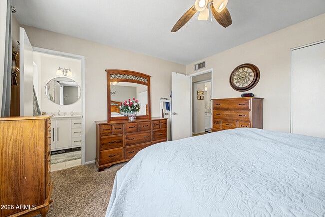 Building Photo - 410 N 56th Pl