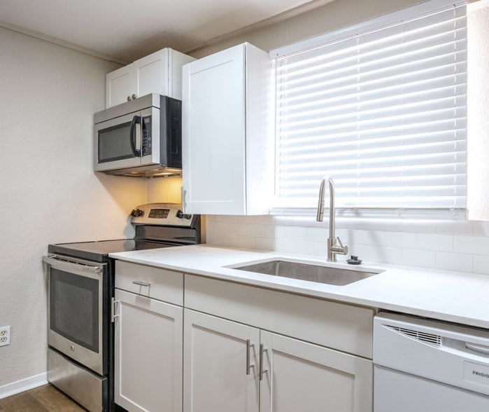 Primary Photo - 421 W 9th St