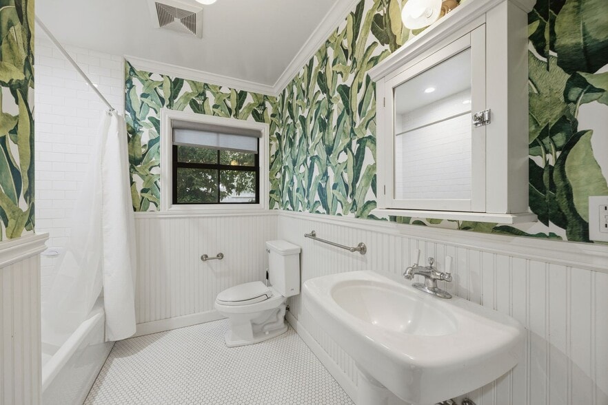 Building Photo - Beautiful Two-Story Burbank Home with Pool, Hardwood Floors & Guest House