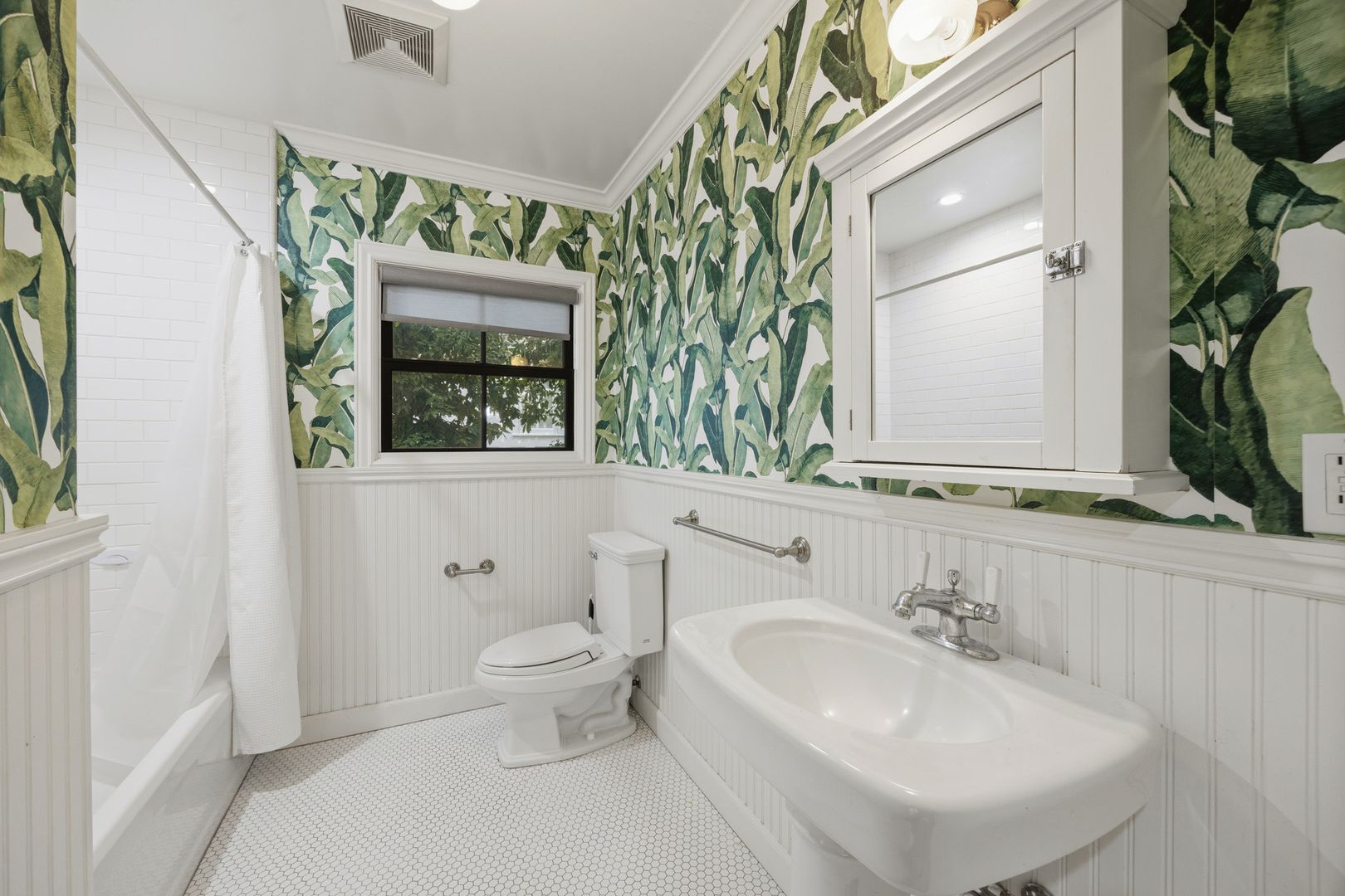 Building Photo - Beautiful Two-Story Burbank Home with Pool, Hardwood Floors & Guest House