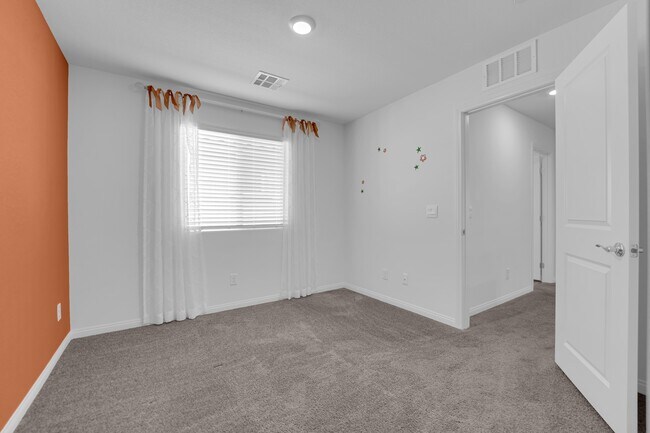 Building Photo - 4747 Bluebird Clfs Ave