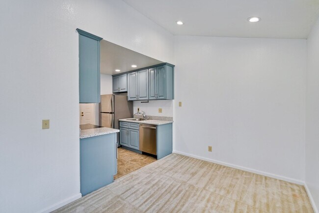 Building Photo - Spacious condo available in desirable Newpark Village community!