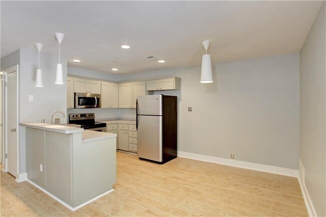 Building Photo - 2313 La Casa Dr