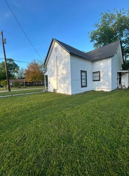 Building Photo - 426 N Clements St