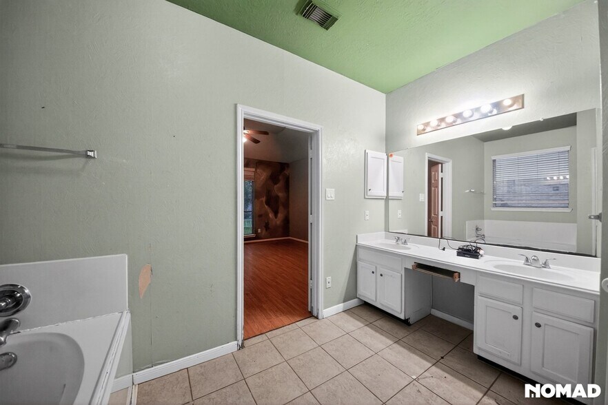 Building Photo - 1811 Quiet Hollow Dr